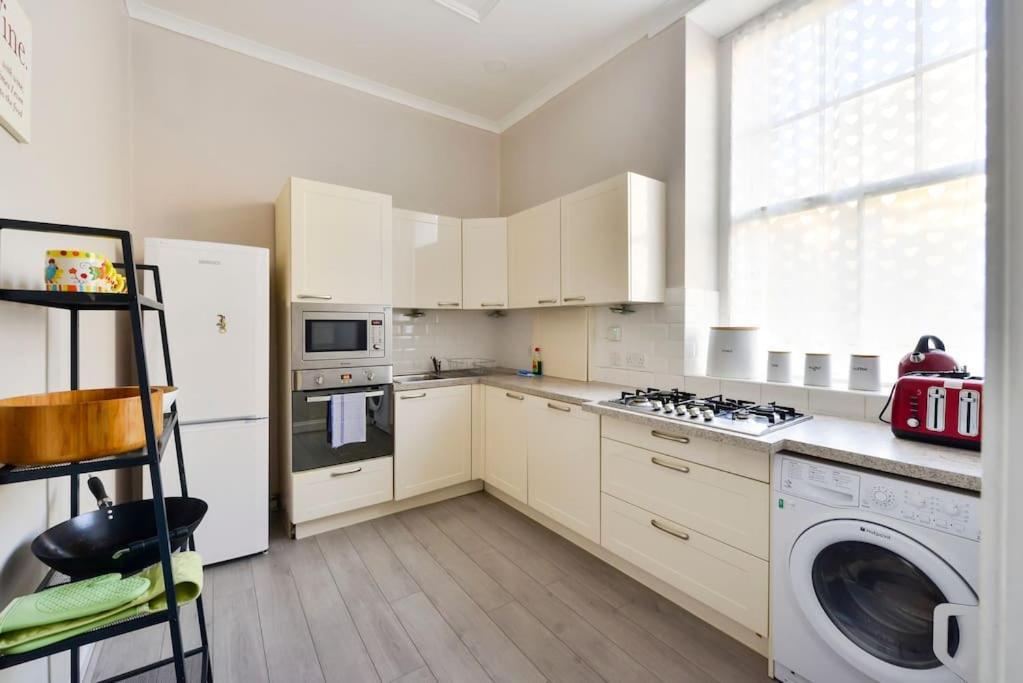 George IV Bridge - Superbly Located 3 Bedroom! Edinburgh Bagian luar foto